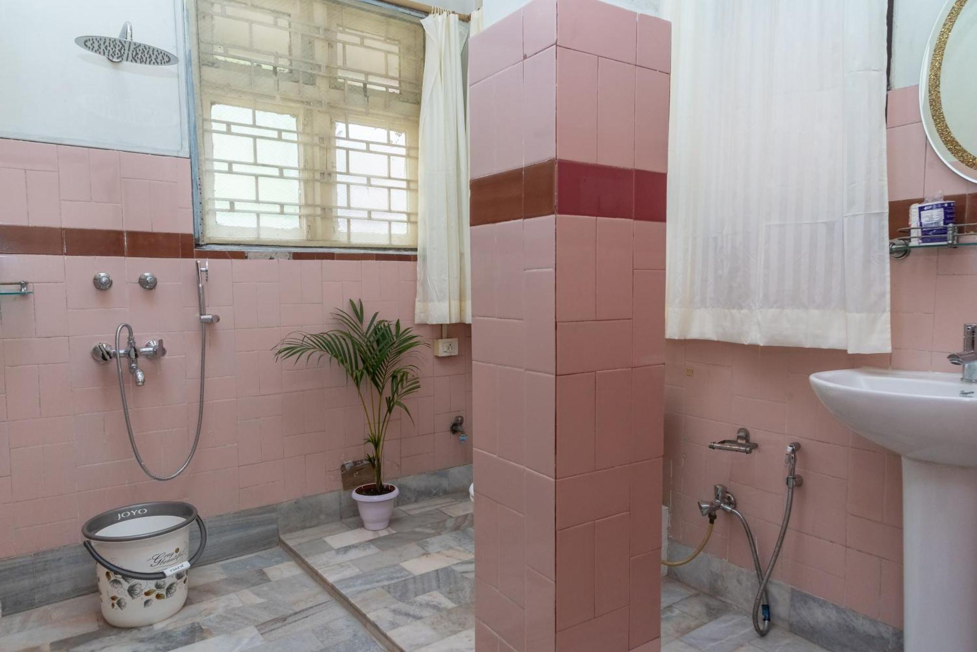לינה וארוחת בוקר גווהטי The Urban Grandeur 1 מראה חיצוני תמונה